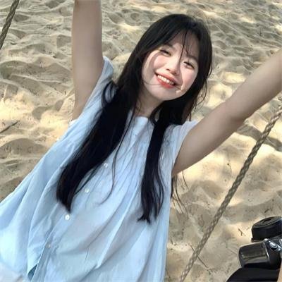 校服的裙摆